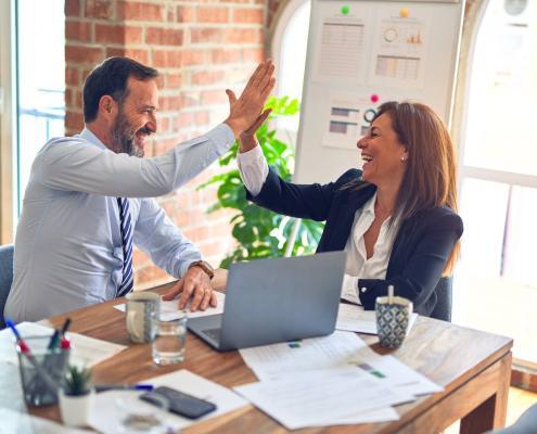 Un homme et une femme travaillant ensemble